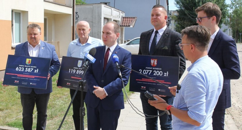 Powiat moniecki będzie budował drogi mieszkańcom. Rząd dofinansował inwestycje 3 mln zł