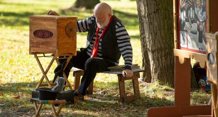 Kiedy przedsiębiorczy emeryt musi odprowadzać i jakie składki?