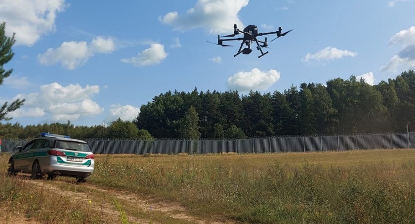 Przeszli przez zaporę i uciekli w las. Błyskawiczna reakcja patrolu straży granicznej [WIDEO]