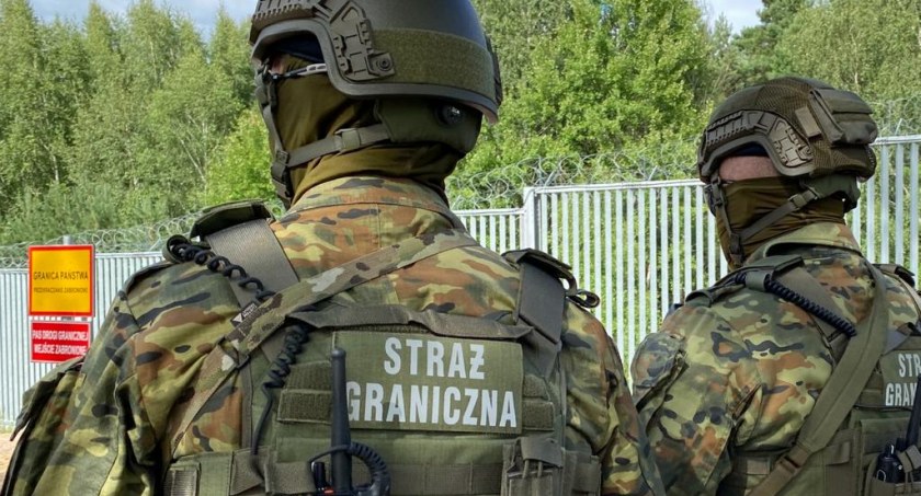 Brutalny atak nielegalnych migrantów na polskie patrole. Straż Graniczna wysłała pod zaporę specjalny wóz