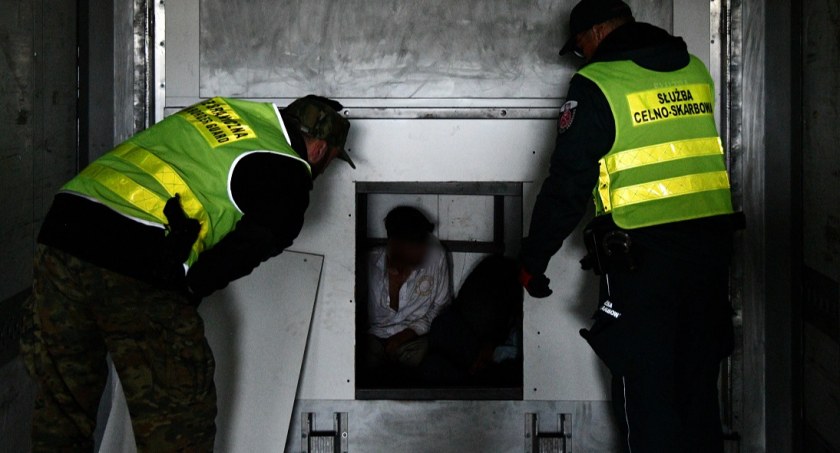 20 migrantów było ukrytych w naczepie tira. Kierowca chciał uciec