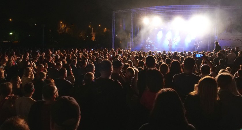 Przed Spodkami tłumy ludzi na rockowym koncercie