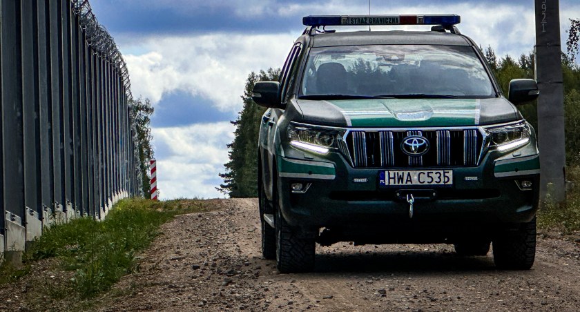 Bariera elektroniczna na granicy sprawdza się. Młodzi mężczyźni daleko nie wbiegli [WIDEO]