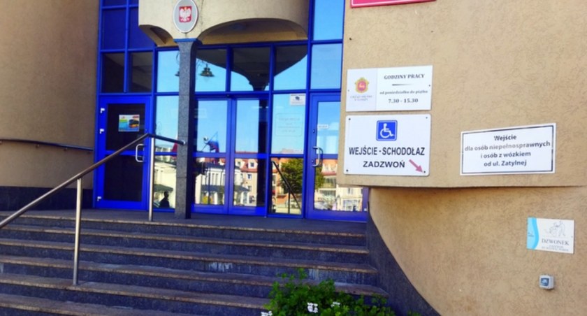 Rozpoczyna się remont schodów do łomżyńskiego magistratu. Po jego zakończeniu urząd będzie dostępny dla niepełnosprawnych