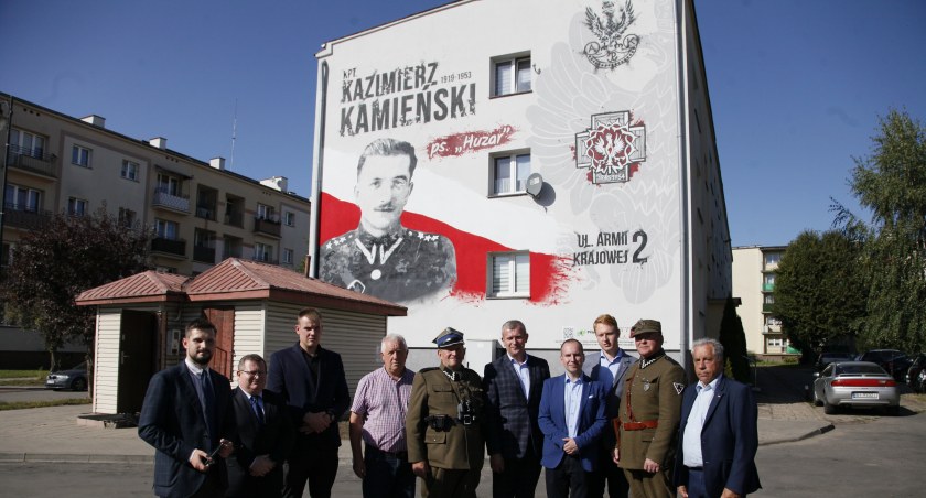 W Łapach odsłonięty został mural Huzara