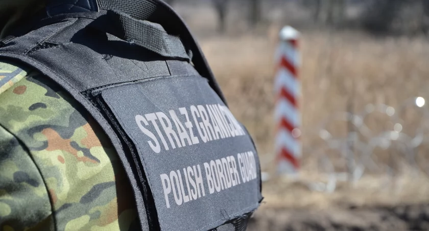 Płonące konary poleciały w obrońców na granicy z Białorusią. W ten sposób nielegalni migranci chcieli podpalić granicę