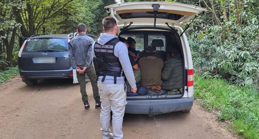 Zatrzymani kolejni przemytnicy ludzi i powstrzymanych przed wdarciem się do Polski ponad stu cudzoziemców. Tak wyglądała ostatnia doba na granicy