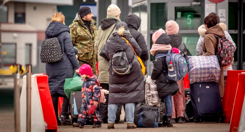 Uchodźcy z Ukrainy w Polsce więcej dokładają się do budżetu państwa niż z niego korzystają