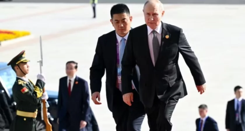 Putin w Chinach był widziany w towarzystwie ochroniarzy niosących walizki nuklearne