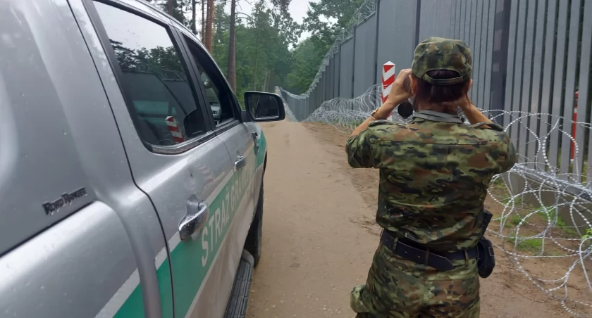 Polskie służby brutalnie atakowane przez nielegalnych migrantów. Blisko 170 z nich zostało zatrzymanych