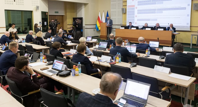 Wniosek radnych KO i PSL o odwołanie marszałka 