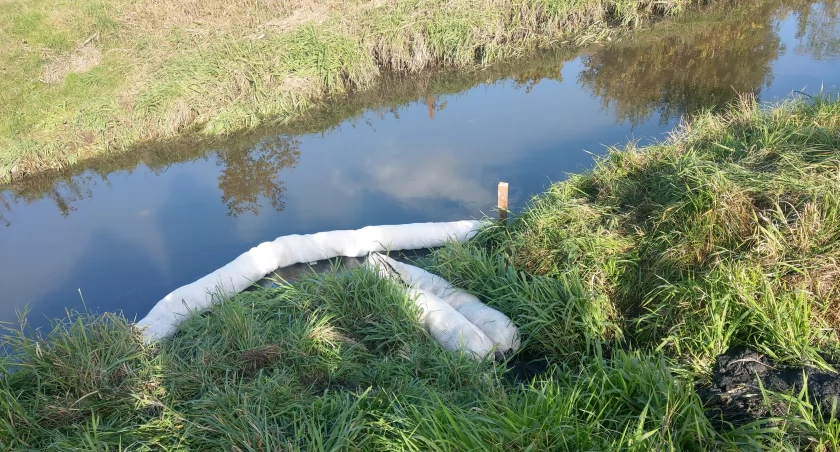 Zambrów. Olej w rzece Jabłonka. Kto za to odpowiada? Na razie nie wiadomo