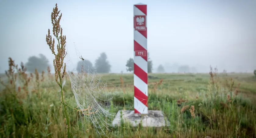 W strażników granicznych znów poleciały kamienia i płonące konary