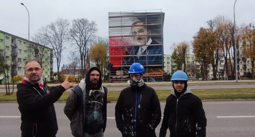 Na bloku przy ulicy Broniewskiego powstał mural z wizerunkiem Romana Dmowskiego