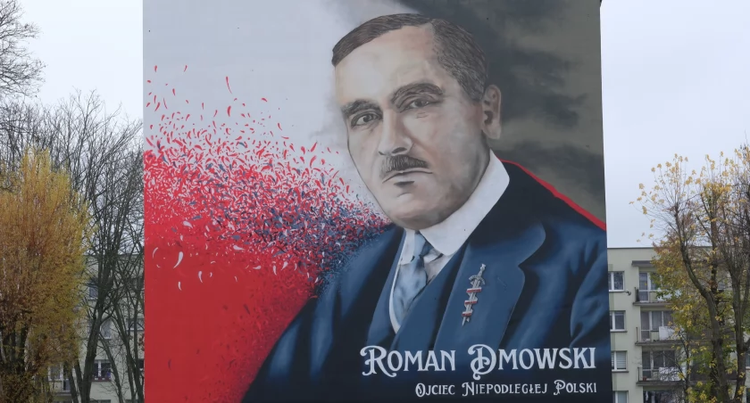 Postać Romana Dmowskiego już gotowa na budynku przy ulicy Broniewskiego