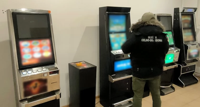Akcja w Zambrowie: cztery automaty i narkotyki w rękach mundurowych KAS