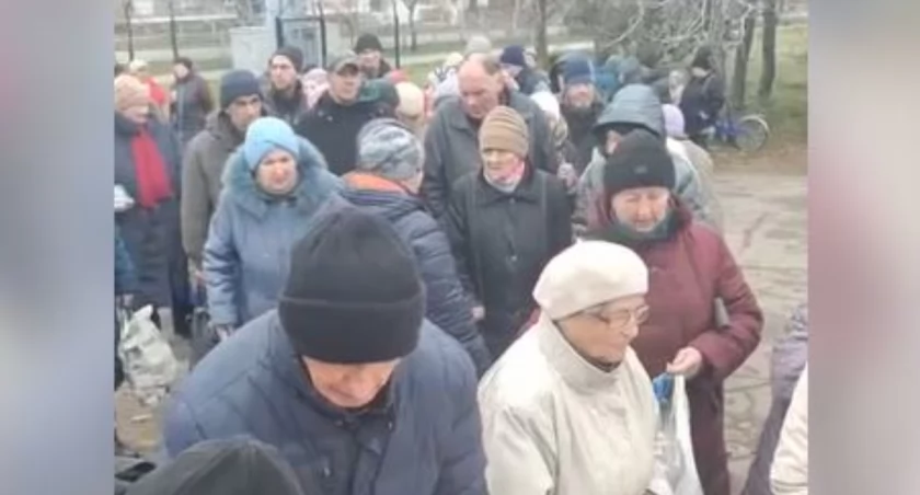 W zniszczonym Mariupolu ludzie stoją w długich kolejkach po talerz owsianki