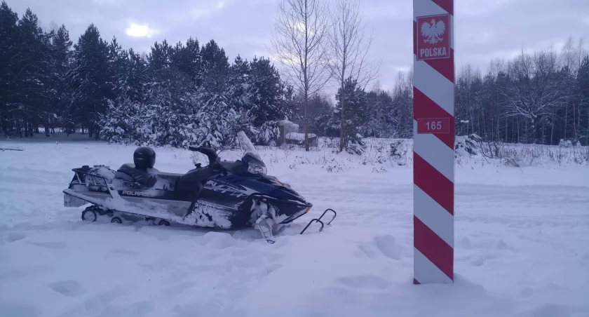 Przewodnicy prowadzili pod zaporą kilkudziesięcioosobowa grupę cudzoziemców szukając miejsca do przedostania się do Polski