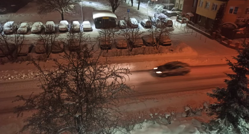 Uwaga kierowcy i piesi! Ślisko na drogach i chodnikach