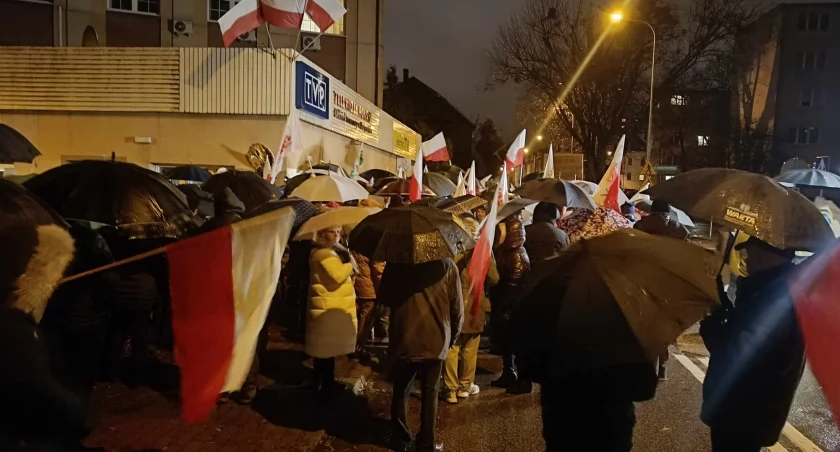 Tusk z pułkownikiem Sienkiewiczem wkurzyli ludzi. Pod siedzibą TVP dużo więcej protestujących