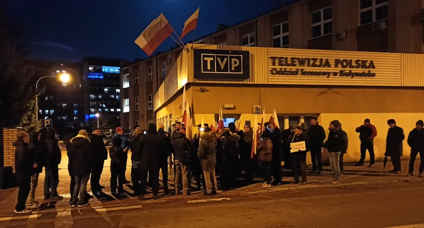 Ludzie znów poszli pod budynek TVP Białystok. Będą chodzić codziennie