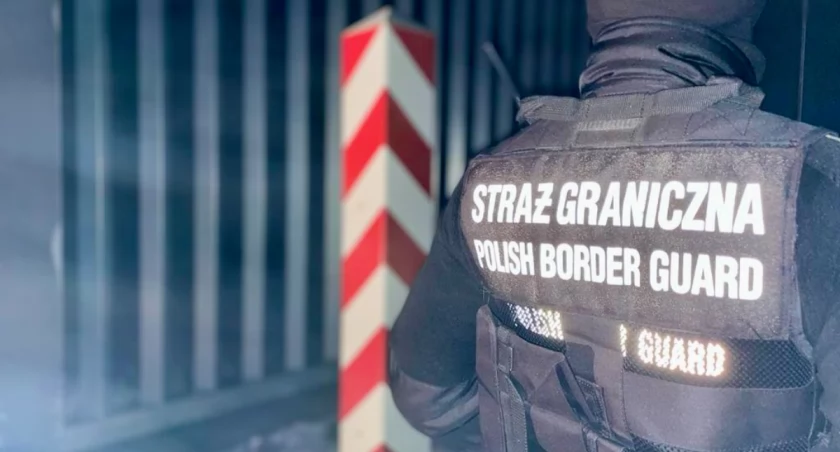 Nielegalni migranci obrzucali strażników granicznych płonącymi konarami