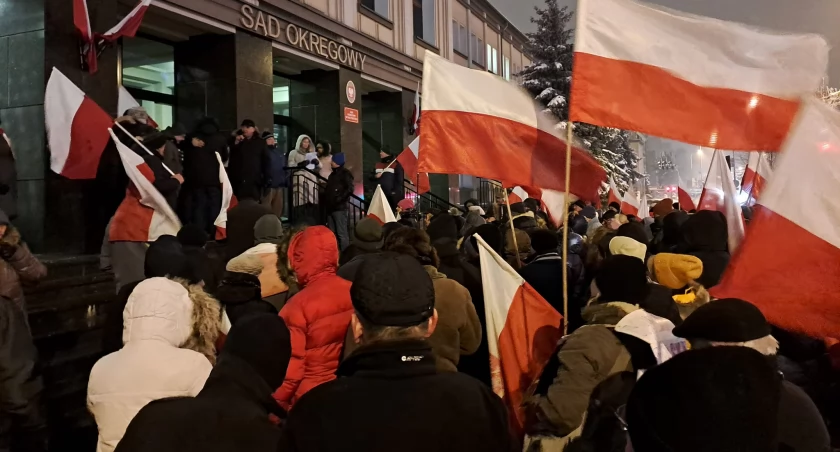 Białostoczanie protestowali pod budynkiem sądu okręgowego przeciwko uwiezieniu posłów Kamińskiego i Wąsika