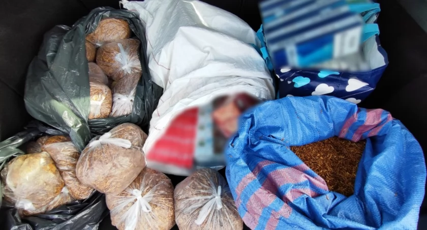 Mieszkaniec Łomży stracił kilkaset paczek nielegalnych papierosów