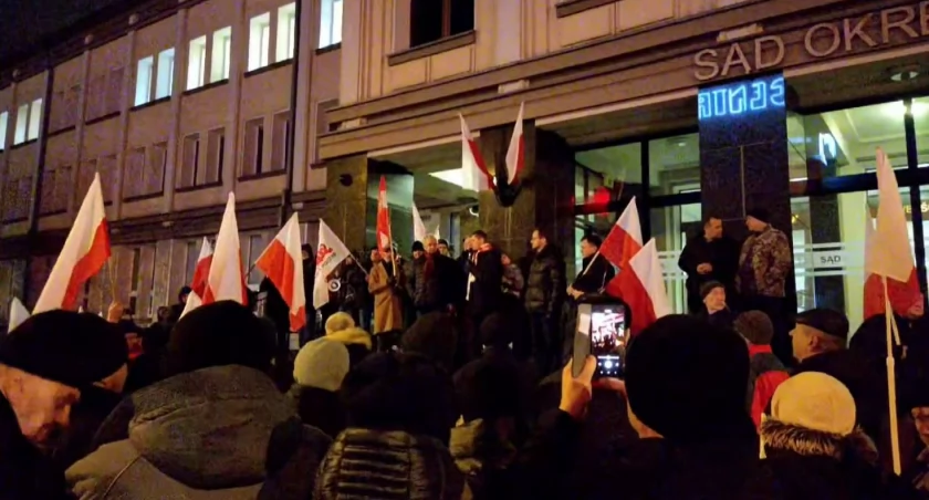 Protest pod Sądem Okręgowym w Białymstoku. Solidarność w Warszawie nie będzie niosła białych flag