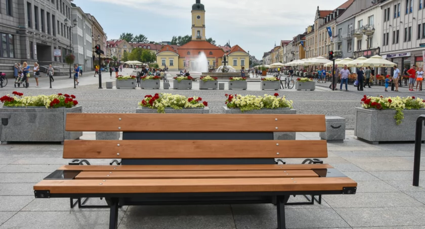 Drugie podejście do budowy zielonych ławek na Rynku Kościuszki na razie zakończone
