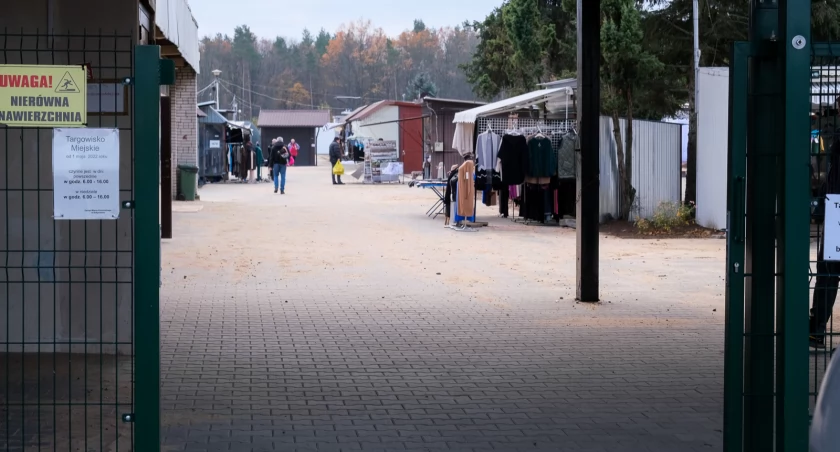 Urzędnicy modernizują Targowisko Miejskie po kawałku. Na nieznane kiedyś planują budowę hal