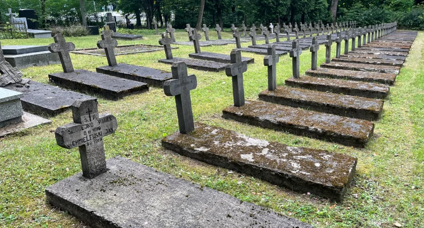 Na Cmentarzu Wojskowym będą wymieniane nagrobki
