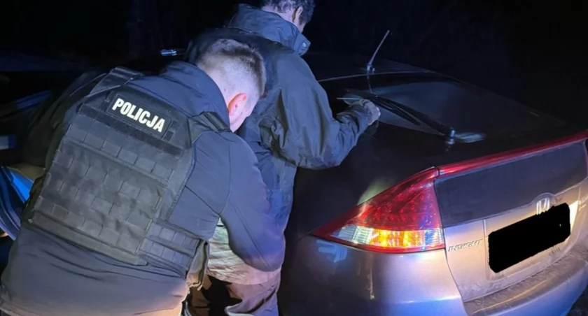 Policjanci w Kleszczelach zatrzymali kuriera przewożącego nielegalnych migrantów