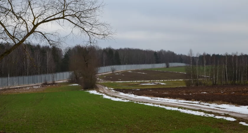 W strażników granicznych poleciały kamienie i gałęzie. Prawie 450 cudzoziemców próbowało forsować polską granicę