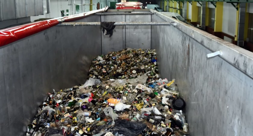 Podlascy mundurowi zatrzymali transport z nielegalnymi odpadami. Było tego ponad 300 ton