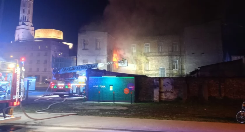 Pięć zastępów Straży Pożarnej walczyło z pożarem kamienicy przy Dąbrowskiego