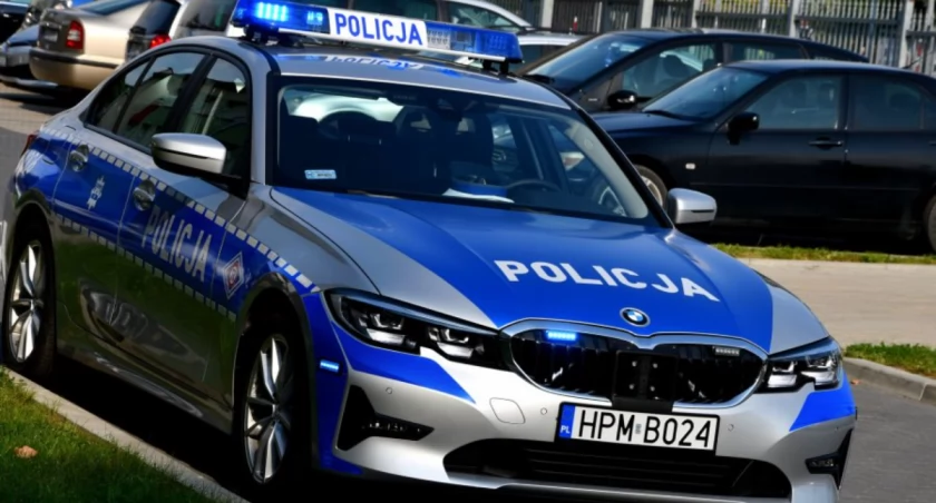 Z dwójką dzieci w samochodzie uciekał przed Policją