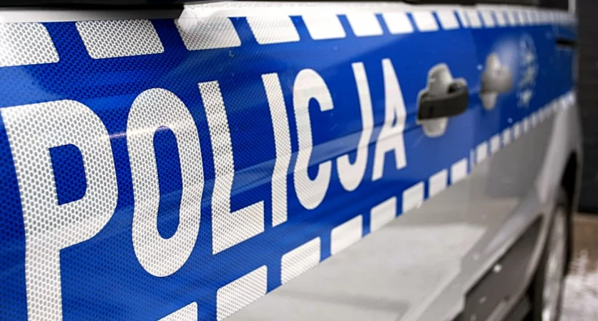 Butelką w moniecką komendę. Pijany mieszkaniec wybił szybę [WIDEO]