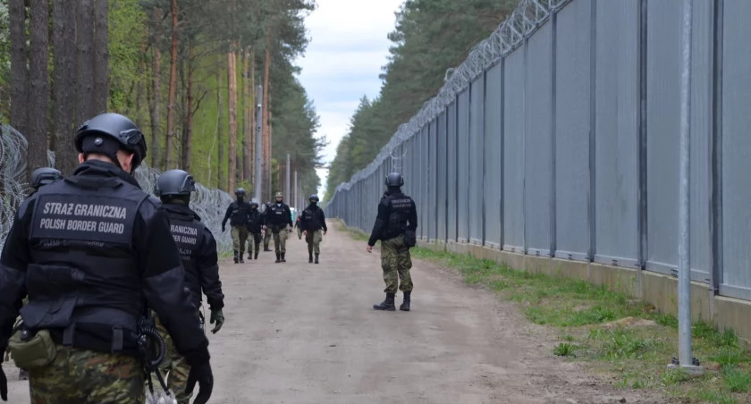Nielegalni migranci wciąż agresywni wobec polskich służb. Weekend pełen pracy za strażnikami granicznymi
