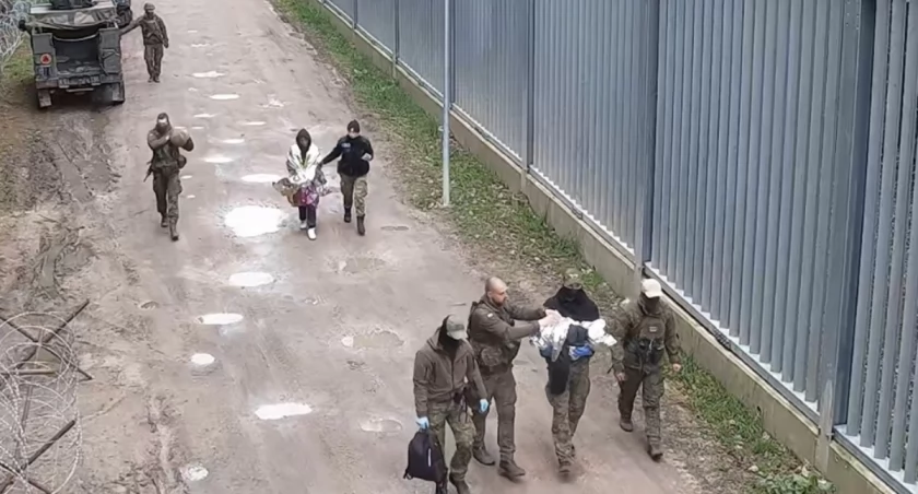 Cudzoziemka urodziła dziecko pod granicą polsko – białoruską. Strażnicy graniczni i żołnierze przewieźli ją wraz z dzieckiem do szpitala