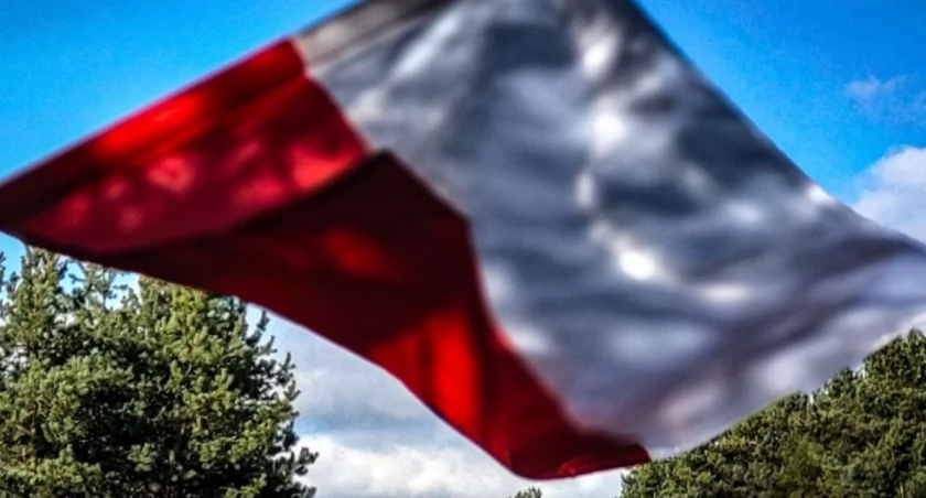 Polska w swoich barwach narodowych połączyła srebro z ogniem