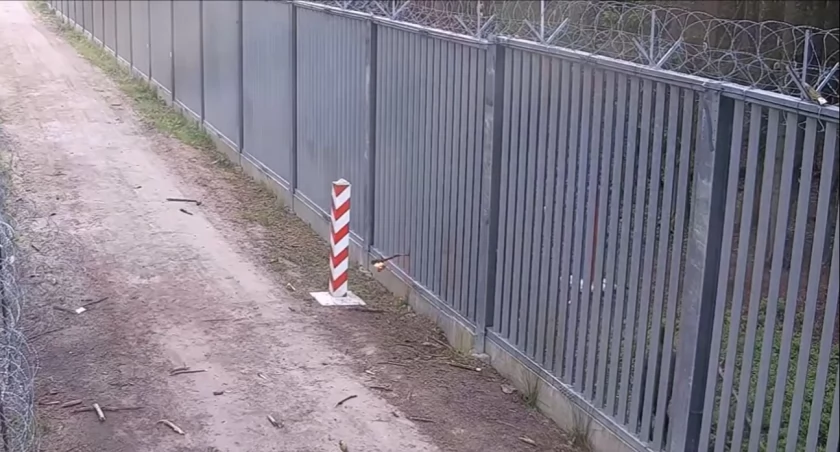 Nielegalni migranci podpalili polski słup graniczny i rzucają fekaliami w polskie patrole