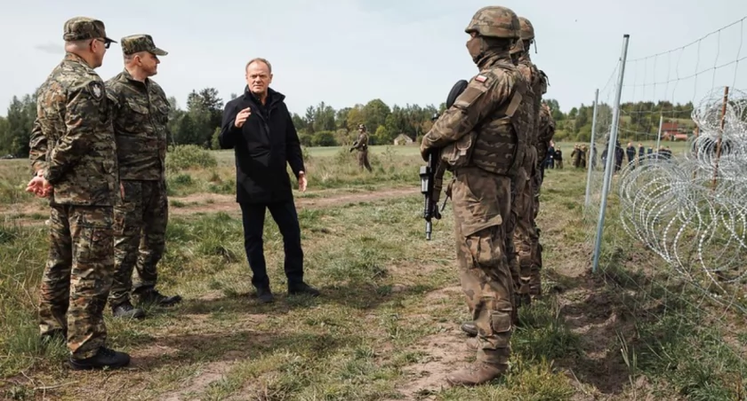 Donald Tusk nagle przypomniał sobie, że trzeba chronić granicę Polski. Po ponad 3 latach uświadomił sobie wojnę hybrydową