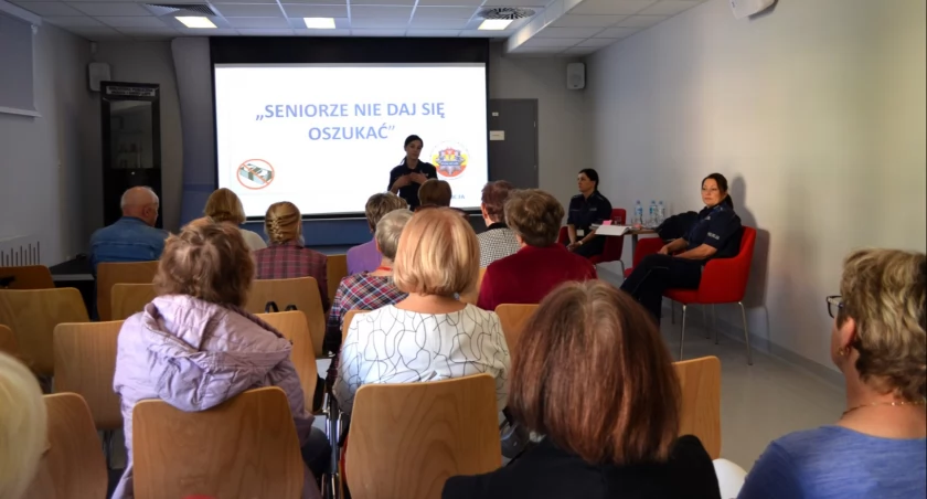Białostockie policjantki wyjaśniały seniorom z Łap jak działają oszuści