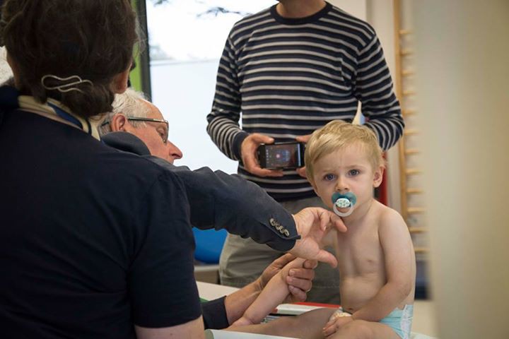 Podaj swoją dłoń dla skrzywdzonej rączki