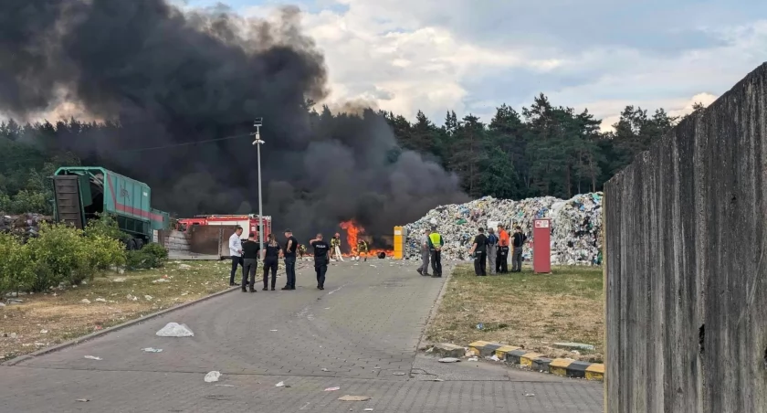 Hałda ze sprzętem AGD i plastikiem paliła się w sortowni w Hryniewiczach