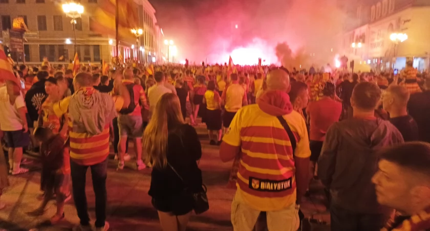 Jagiellonia Mistrzem Polski. Kibice fetowali w centrum Białegostoku kilka godzin
