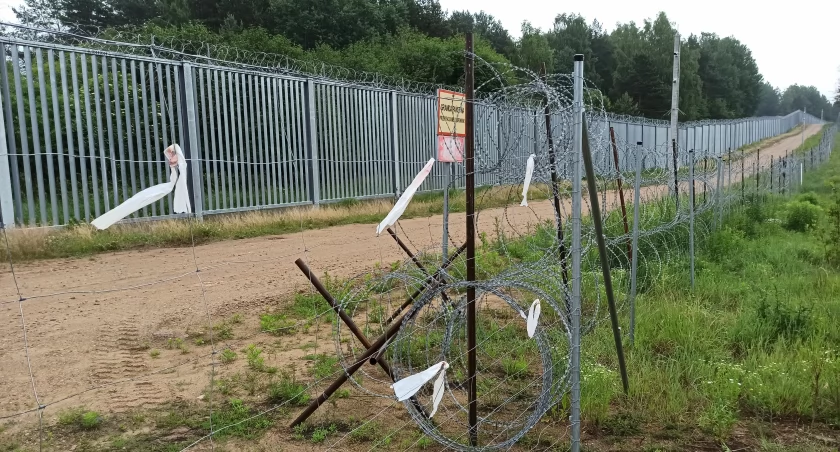 Żołnierze, strażnicy graniczni i policjanci nie mają gdzie uciekać podczas ataków nielegalnych migrantów
