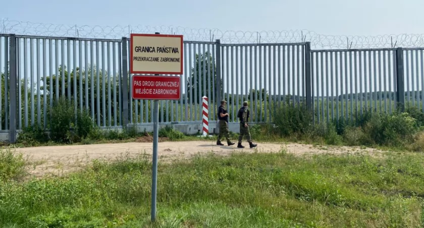 Pełni agresji nielegalni migranci znów atakowali polskie patrole