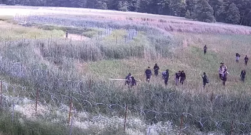 Cudzoziemcy w dużej grupie znów atakowali polską granicę
